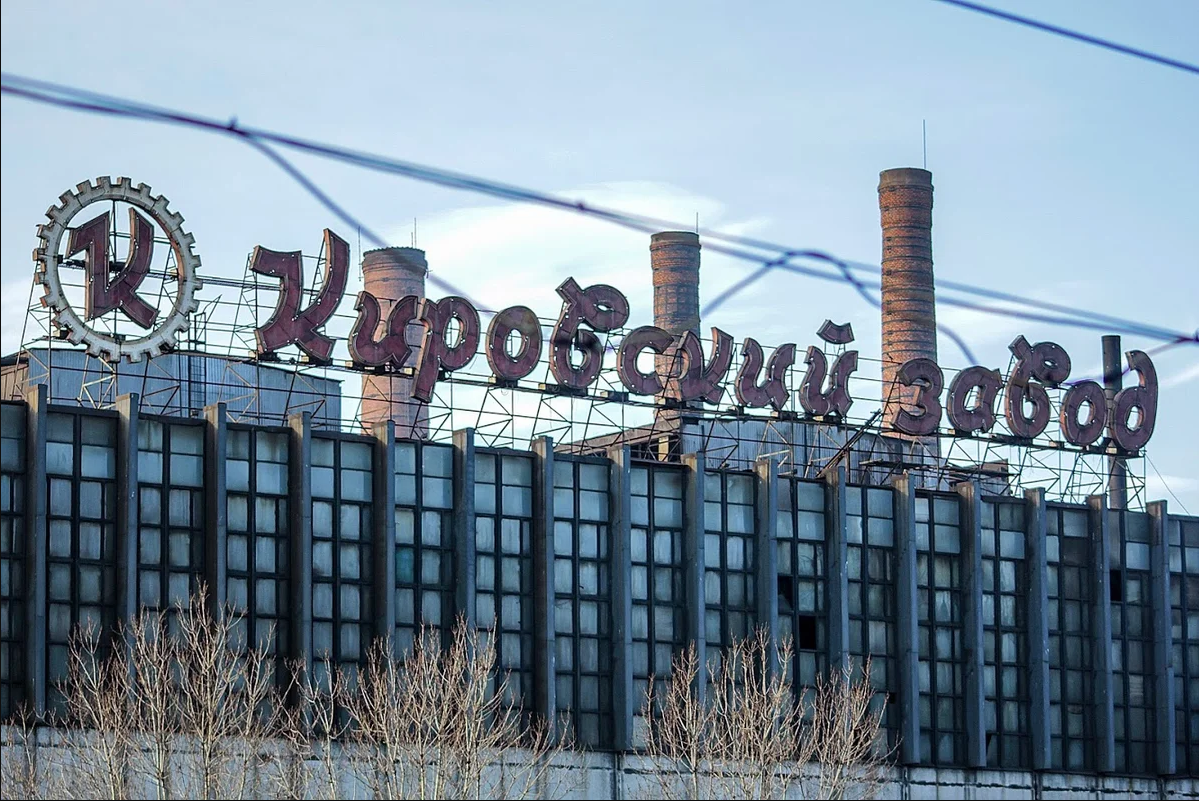 В советские годы на Кировском заводе выпускалось более 20 тысяч тракторов "Кировец" в год.