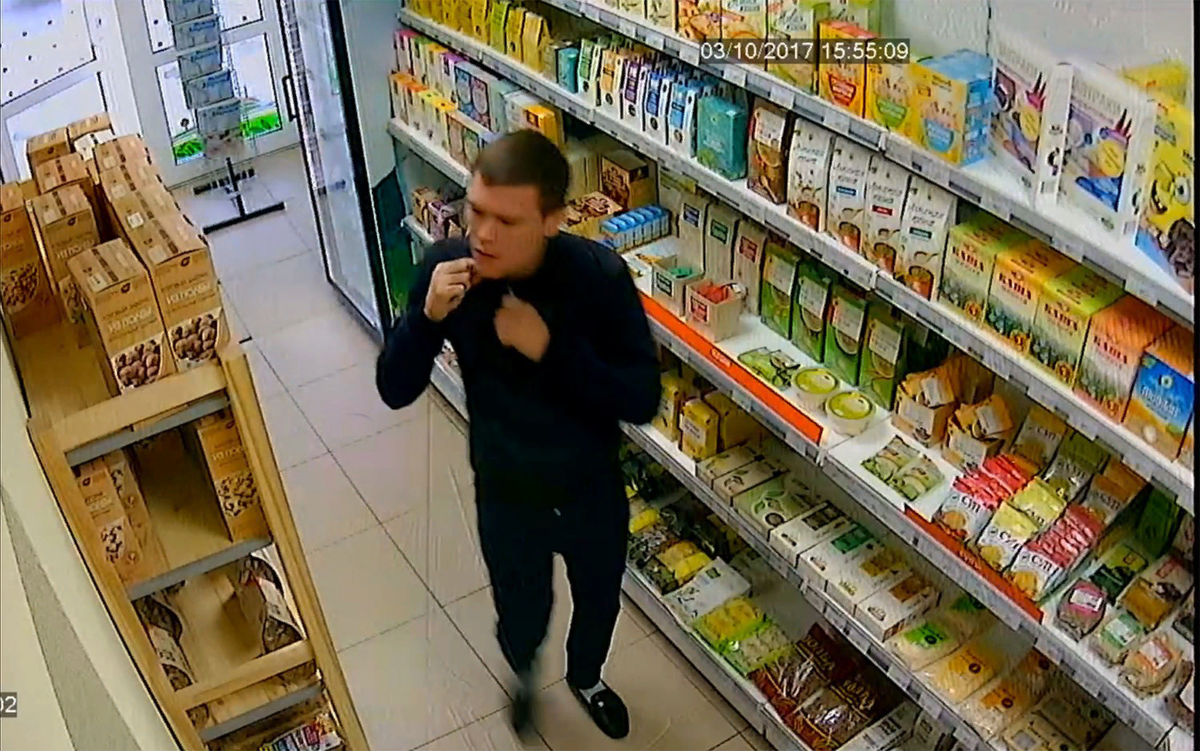 Воровать еду. Воры в продуктовых магазинах. Воровство в магазинах продуктовых. Ворует продукты в магазине. Воришка в магазине продуктов