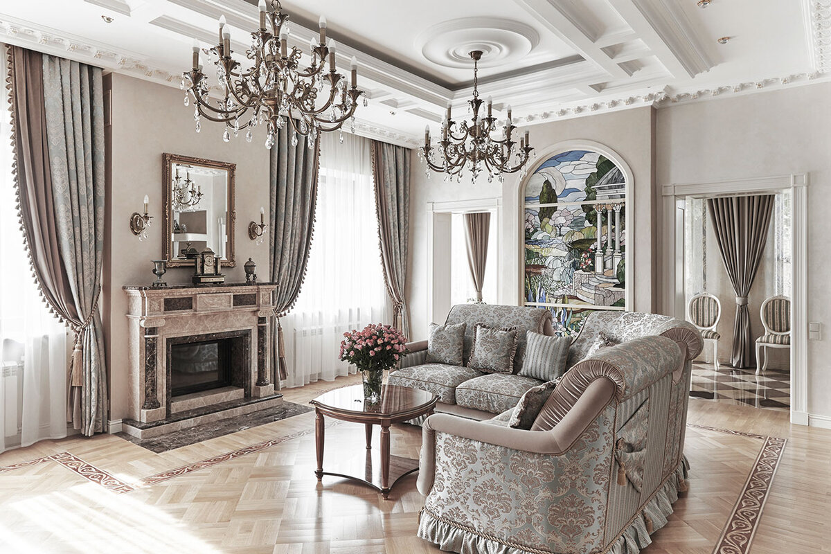Гостиная с камином и витражом. Фото реализованного дизайн-проекта (дизайнеры Андрей и Екатерина Андреевы).