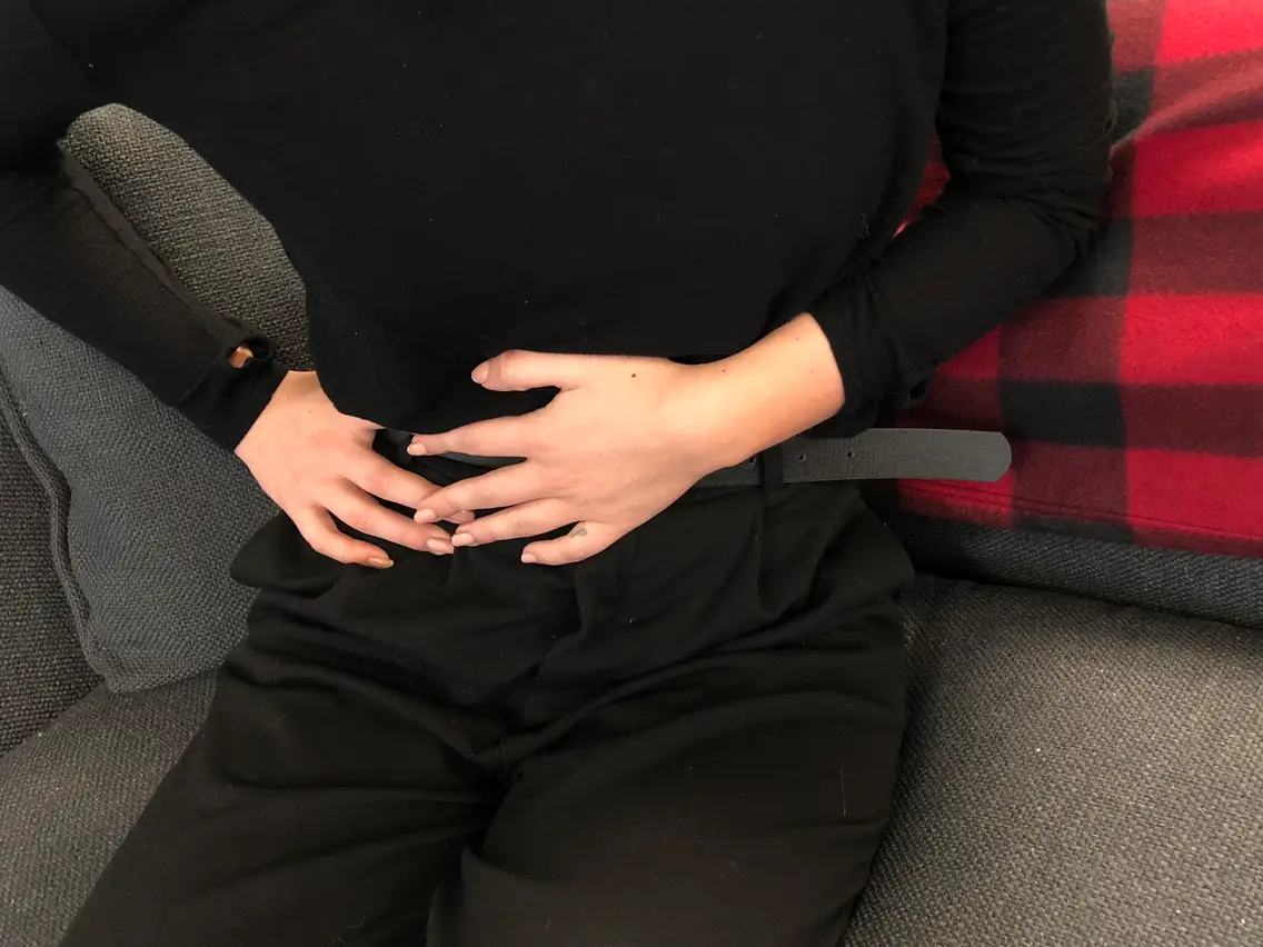 Боль справа внизу живота 