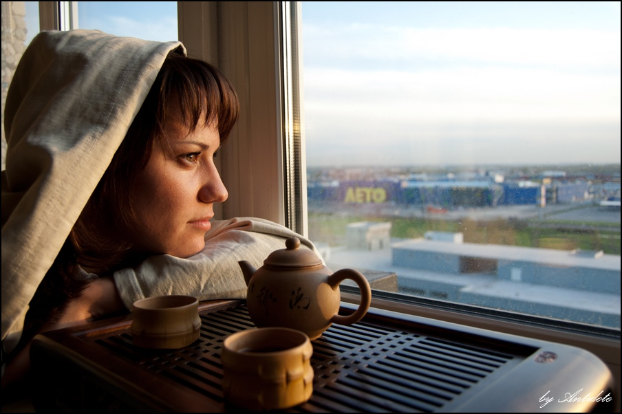 Сидим дома пьем чай. Девушка с чашкой у окна. Чай у окна. Женщина с чашкой чая у окна. Девушка с кофе у окна.