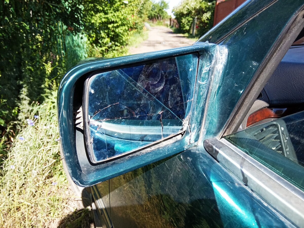 Так зеркало выглядит сейчас, когда я его примотал скотчем. Листайте, там еще фото...