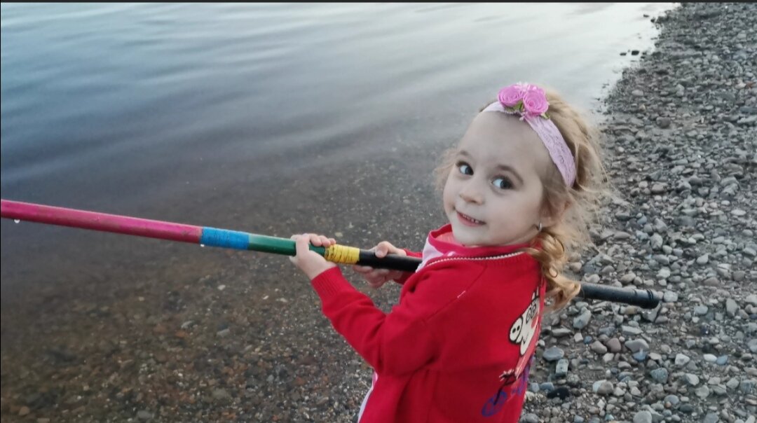 Дарина рыбачит