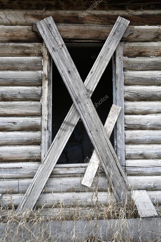 заколоченные ставни. заколоченные окна. заколоченный дом. заколоченные окна. заколоченные окна и двери.