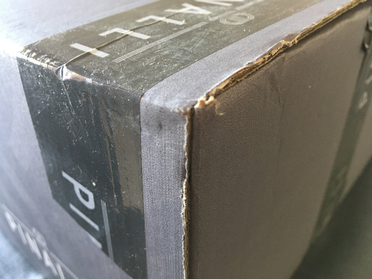 Фото: Piano Piano (сегодня мне как раз доставили очередную коробку – позвонили в домофон и аккуратно бросили у дверей подъезда)