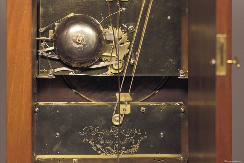 внутренняя сторона часов.  https://mywatch.ru/articles/v_Jaquet_Droz_nashli_chasyi_napoleona.html