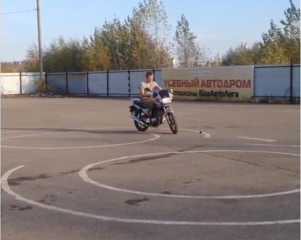 Восьмерку нужно проехать не задев линии. Кадр из моего инстаграмма. 