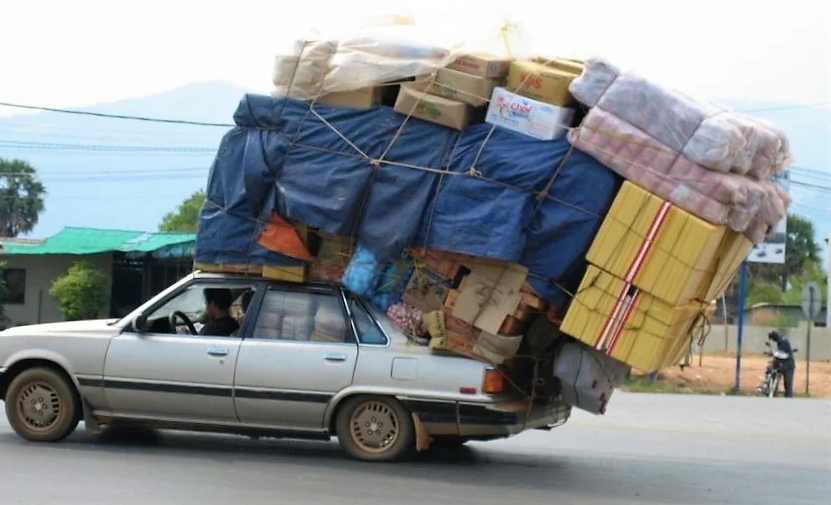 креативная реклама грузоперевозок. нагруженная машина. что перевозит больше людей. что перевозит больше людей. грузовик с грузом.