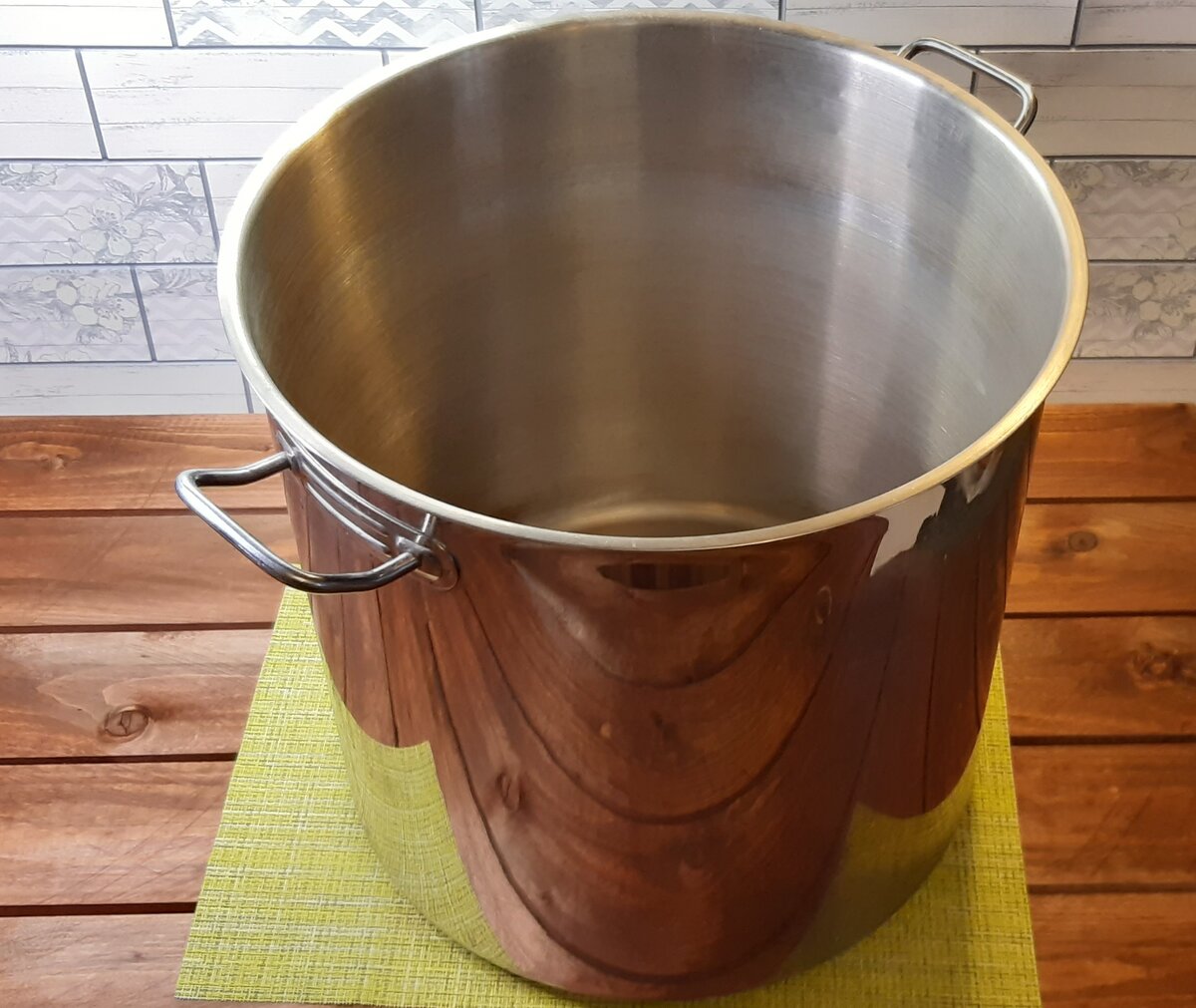 Обычая кастрюля из нержавейки.