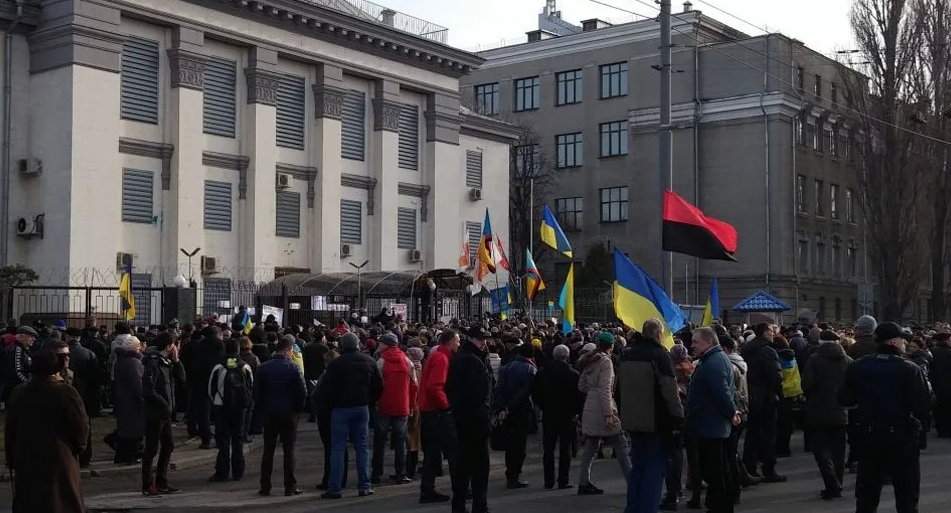 Посольство РФ в Киеве, окруженное радикалами