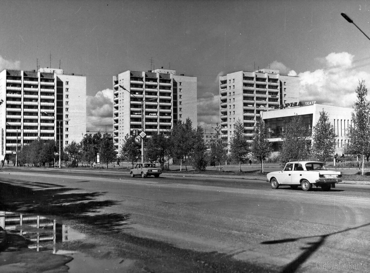 Старое фото 1980 года из открытого доступа. Крайний дом слева - там я живу.
