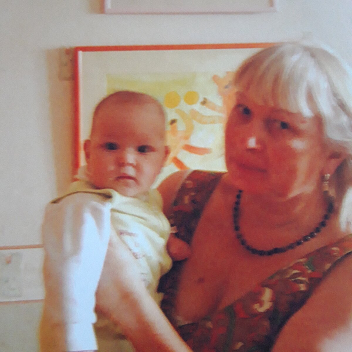 Дочка у своей бабушки на руках