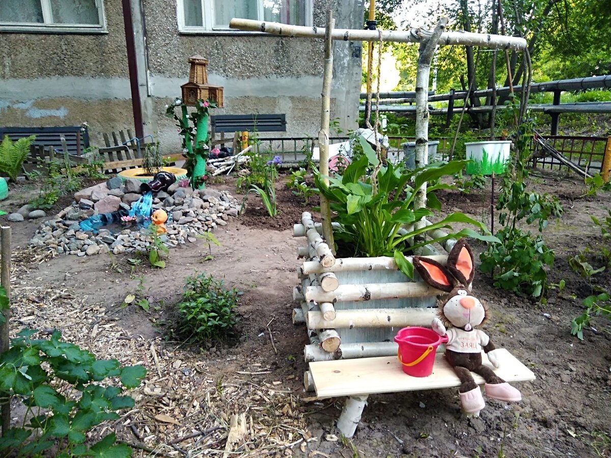 На улице Академика Лебедева, 12 нижнего Новгорода появился  красивый палисадник. 
Две соседки украсили так свой двор.

Было бы классно, если бы больше таких дворов.
Согласны?