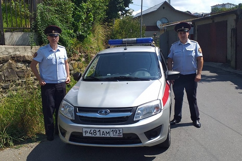 Прапорщик полиции Артур Тимошенко и старший сержант полиции Муса Хациев доставили мужчину с ребенком в больницу. Фото: ГУ Росгвардии по Краснодарскому краю.