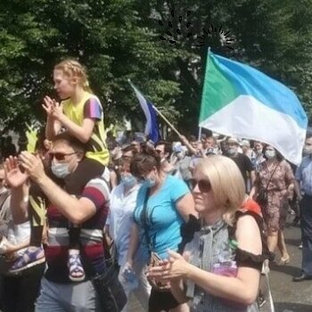 Важно помнить о стабильности.

Здравствуйте, дорогие читатели!

Не так давно в России произошли громкие события. Арестован губернатор Хабаровского края, которого подозревают в организации заказных убийств.

В Хабаровске оппозиция вывела людей на улицы. Не так много, но все-таки вышли. И три дня назад там же, в Хабаровске, задержан террорист организации ИГИЛ, запрещенный в РФ. У него изъяты бутылки с зажигательной смесью, нож и соответствующая литература.

То есть, готовилась провокация по знакомому сценарию. Граждане оппозиционеры начинают громко кричать и заводить толпу. А когда полиция встает заслоном не пуская толпу, то сначала в полицию, а потом в толпу летят бутылки с зажигательной смесью. Появляются жертвы с той и с другой стороны.

После чего привлекаются проплаченные СМИ которые раздувают эту историю до громадных размеров. Появляется повод кричать о нарушении прав человека, о бесчеловечных поправках в Конституцию и о плохом Президенте.

Эта схема не новая, это уже было в Грузии, это было на Украине и во многих других странах.

Поэтому, будьте внимательны! Старайтесь анализировать ситуацию и не поддавайтесь на провокации.

А оппозиционерам хочется сказать, что если будут жертвы, виноват будет не тот, кто убивал. А тот, кто крикнул: «Убивайте!»

То, что эти акции проплачены Западом и организованы подпиндосниками, — это видно невооруженным глазом и организованы топорно. Не удосужились даже придумать что-то новое.

Не считаю этих людей оппозицией. Это предатели и провокаторы! Цель которых, дестабилизировать обстановку, организовать беспорядки и все сломать.

Оппозиция — это те, кто критикуя существующее правительство, предлагает свои варианта развития экономики и внешней политики страны имея проработанные экономические и политические варианты. Вот этих людей можно назвать оппозицией.

Других же, можно назвать только, как уже говорила, предателями. Потому, что им плевать на страну, на людей. Главное, чтобы заплатили деньги. А платят им те, кто ненавидит нашу страну. А соответственно, ненавидит нас с вами.

Задумайтесь, прежде чем сделать шаг. Помните, что гражданин своей страны, — это человек понимающий, что своими действиями он берет ответственность на себя за настоящее и будущее своей страны.

Что думаете, по этому поводу? Напишите свое мнение.

С уважением, Наталья Орехова!

