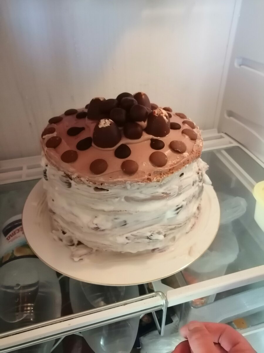 Тортик бисквитный, крем пломбир, и ягоды. Украсила шоколаднымишоколадным конфетами. Торт вышел 3кг, на сумму 1700. Сливки, сгущёнка, конфеты, яйца. Остальное по мелочам, у меня было