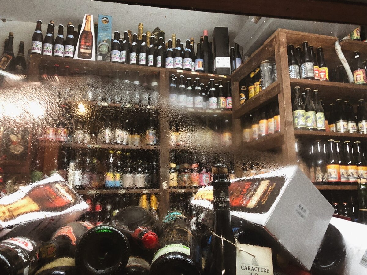 Иногда владельцы не могут найти конкретное пиво, так как в баре царит творческий беспорядок. На фото одна из комнат, где хранятся пивные запасы