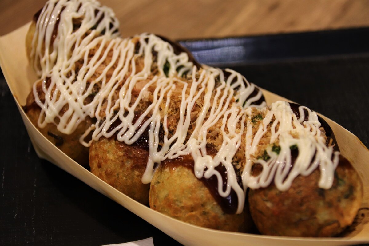 Такояки, щедро политые майонезом. Можно, кстати, отказатьсяот майонеза)