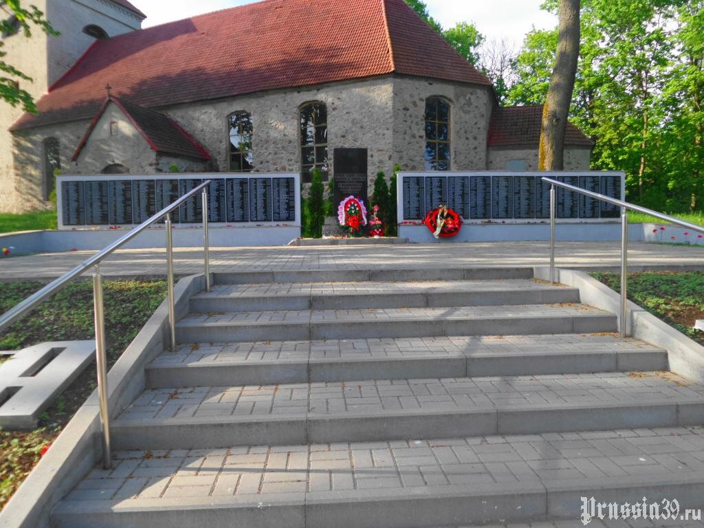 Братская могила советских воинов. Невское, май 2017