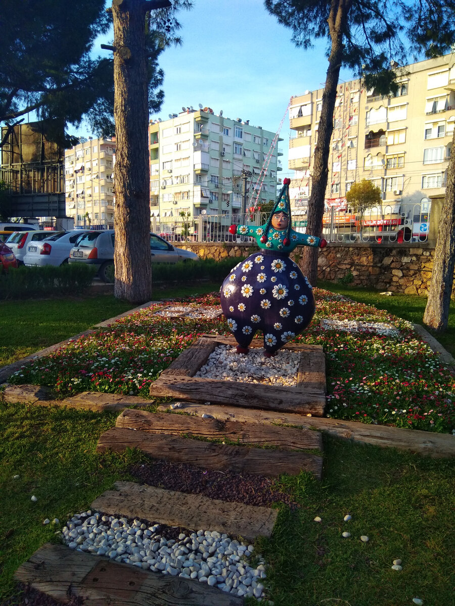 Кукла - символ музея игрушек в Докума парке. Пусть она будет турчанка