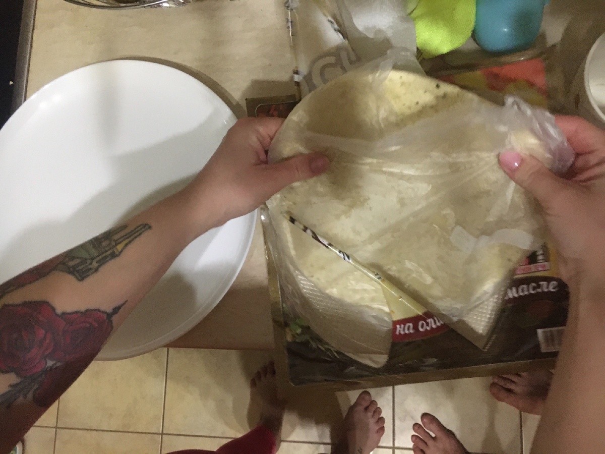 Жена готовит пиццу