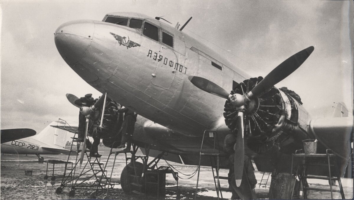 Название Ли-2 самолет получил в 1942 году по фамилии главного инженера Бориса Павловича Лисунова. Он руководил строительством этого пассажирского самолёта. Самолёт был предназначен для линий средней протяжённости.В Ташкенте в районе авиазавода была улица Лисунова.  Крейсерская скорость: 245км/ч Масса: 7750кг Максимальная скорость: 300 км/ч Дальность полета: 2500км Тип двигателя: АШ-62