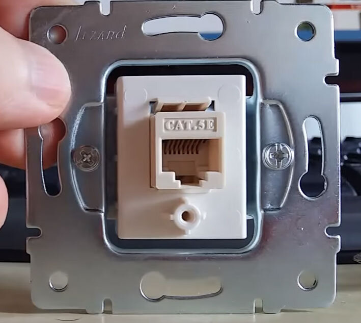 Чаще всего монтаж и подключение интернет розетки, относящейся к слаботочным линиям, производится в тройном блоке: