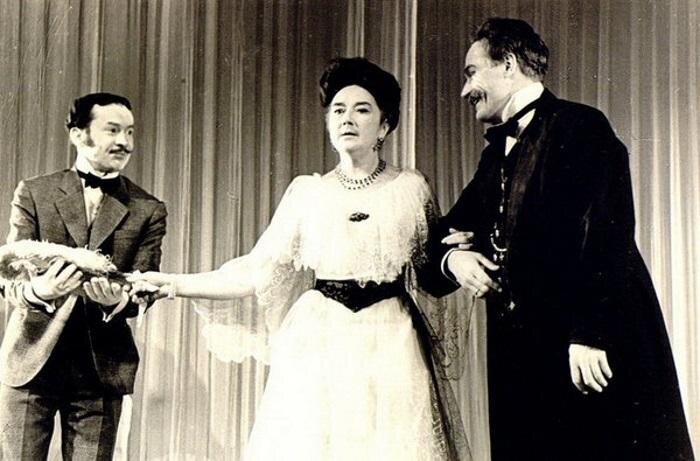 Любовь Добржанская на сцене театра