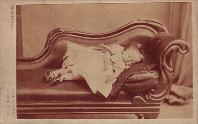 Мода 19-го века на посмертные фото для чего они это делали?