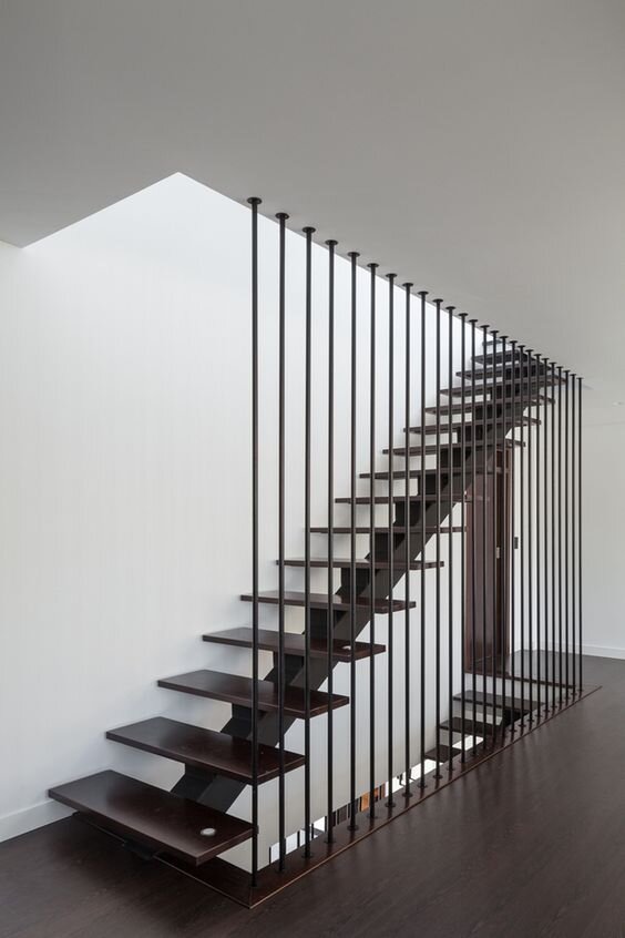 Здесь, например, применены металлические стержни - тем самым лестница стала более безопасной, и при этом осталась освещенной, и конструкция в целом выглядит легкой