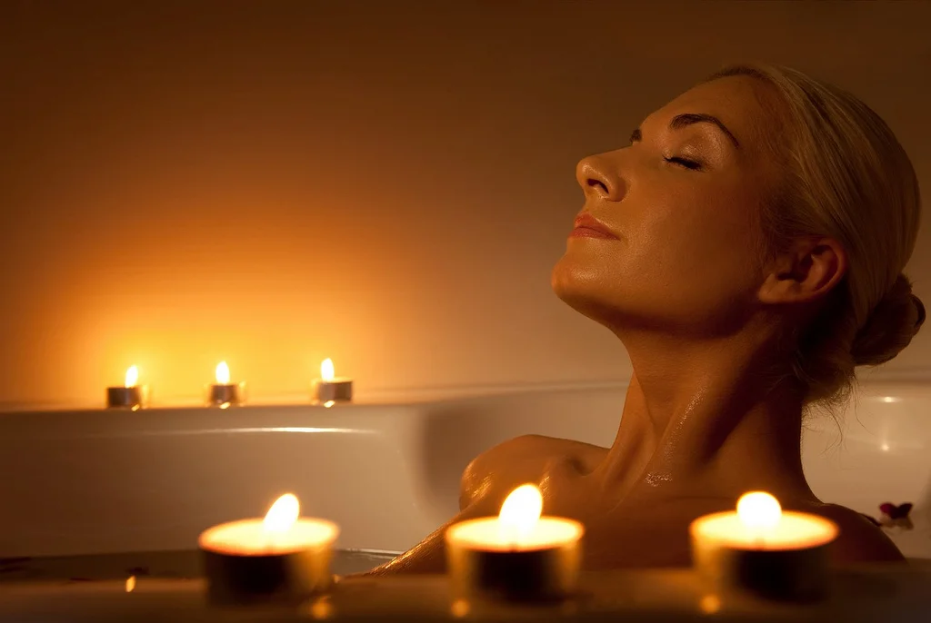 Медитация при свечах. Ванна со свечами. Девушка в ванной со свечами. Фотосессия в ванной со свечами. Музыка для массажа без рекламы расслабляющая слушать