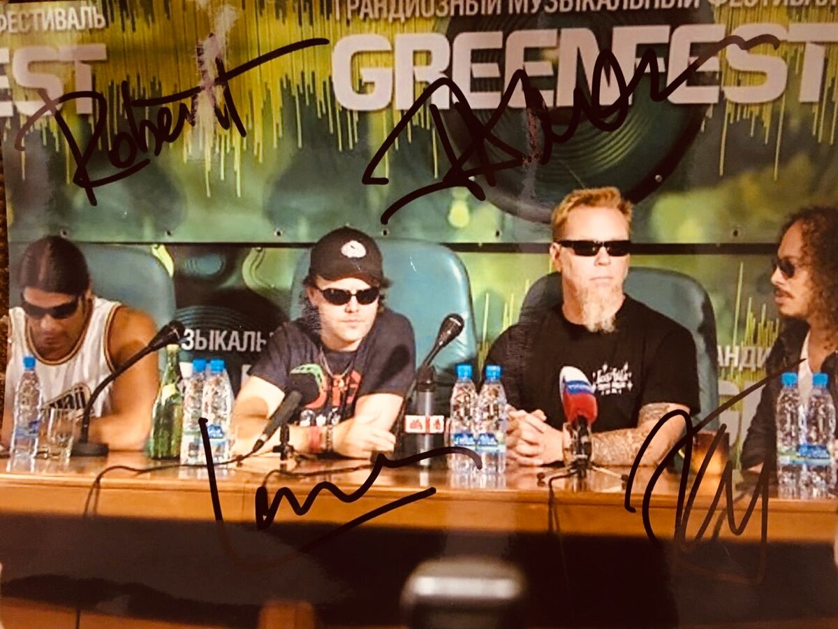 Автографы подделка. Купил после концерта на память.