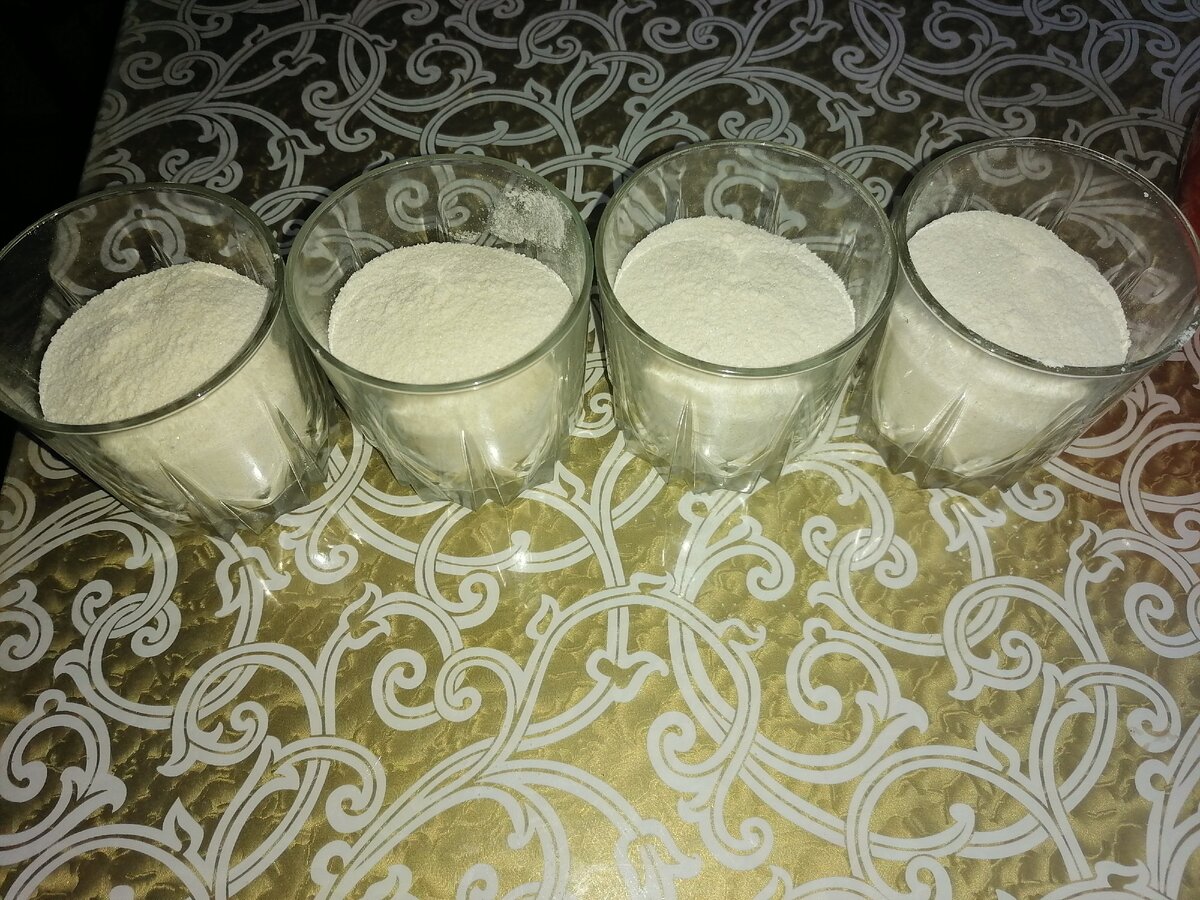 Для удобства развномерного деления и насыпания слоев, делю по стаканам. 