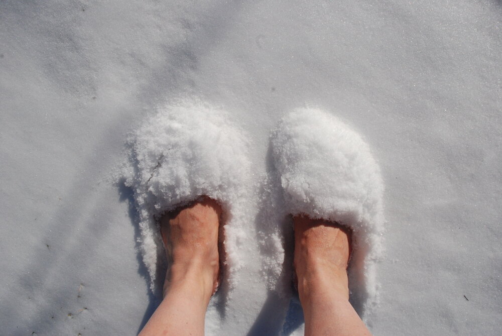 Замерзшие ноги мешают заснуть довольно часто.