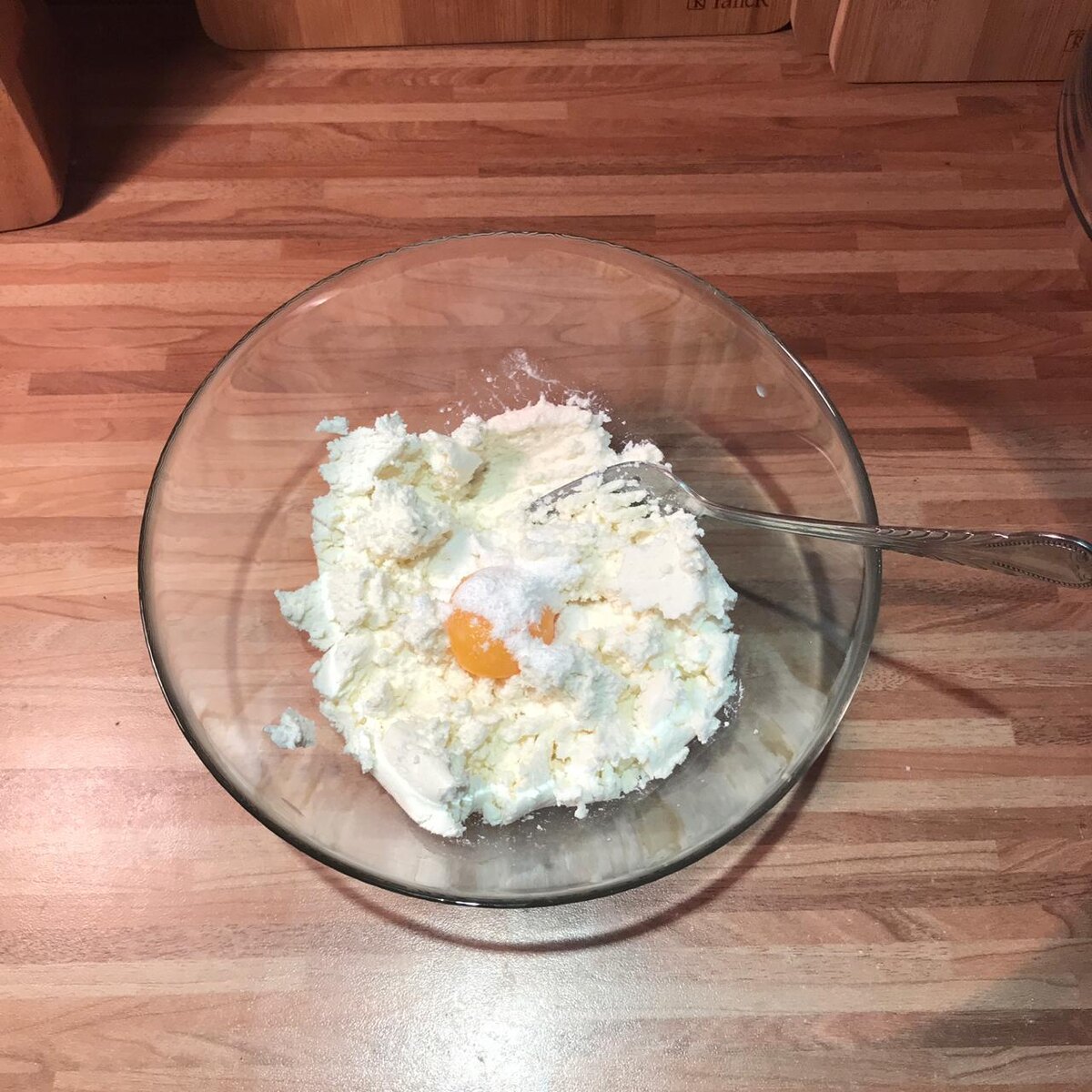 Творог с желтком, ванилином, содой и солью