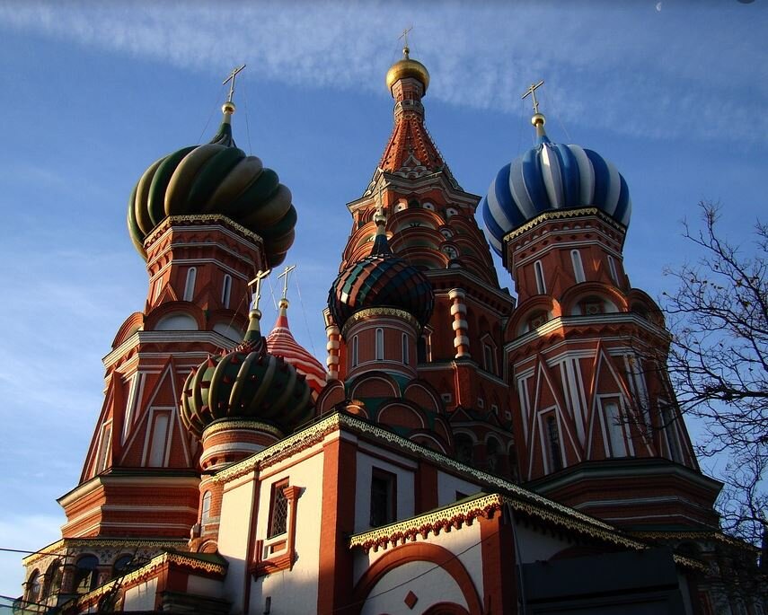 На переднем плане - придел Василия Блаженного