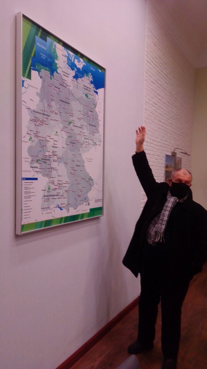 Яков Фёдорович Шох показывает на карте Германии откуда прибыли его предки в Россию