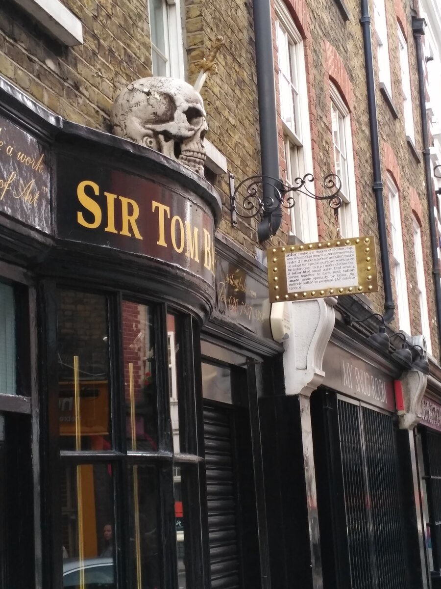 привлекают внимание не только витрины, но также необычное оформление.