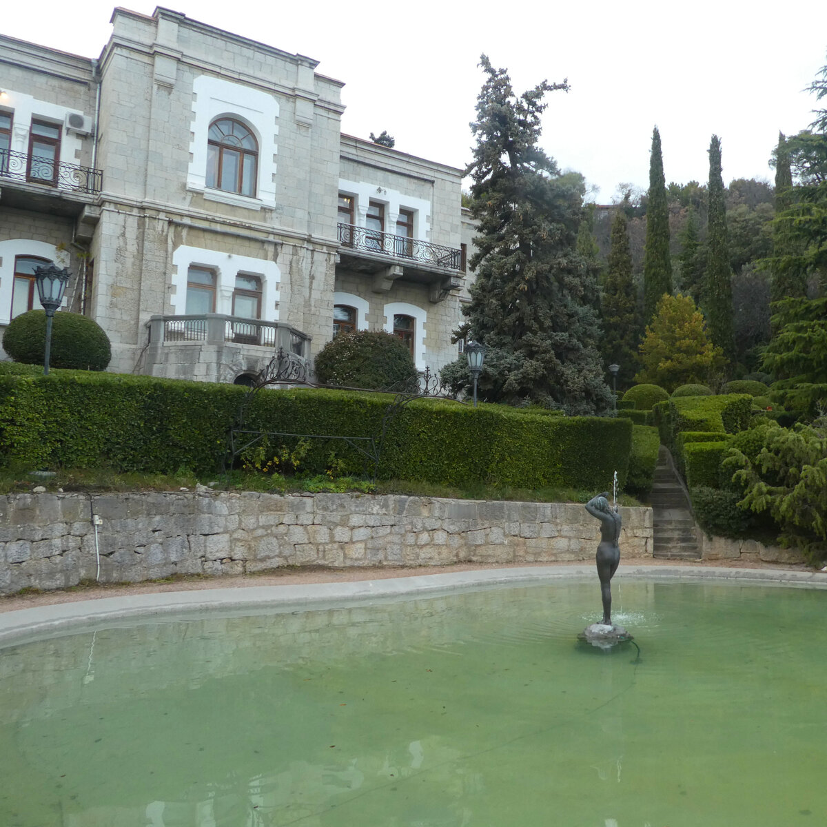 Дворец построен ялтинским архитектором Николаем Красновым для князя Феликса Юсупова. Отсюда и название - Юсуповский!