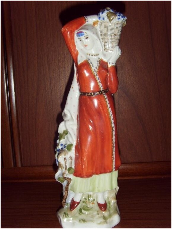 Сборщица винограда. ЛФЗ. 1939 г. Автор: Н.Я. Данько. Фото: Auction.ru