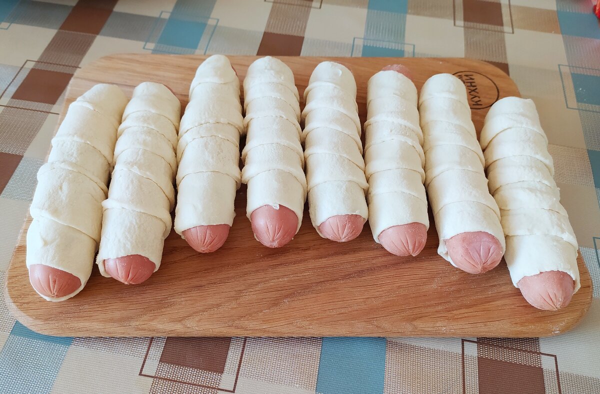 Сосиски в слоеном тесте в духовке рецепт с фото с сыром пошагово с фото пошагово