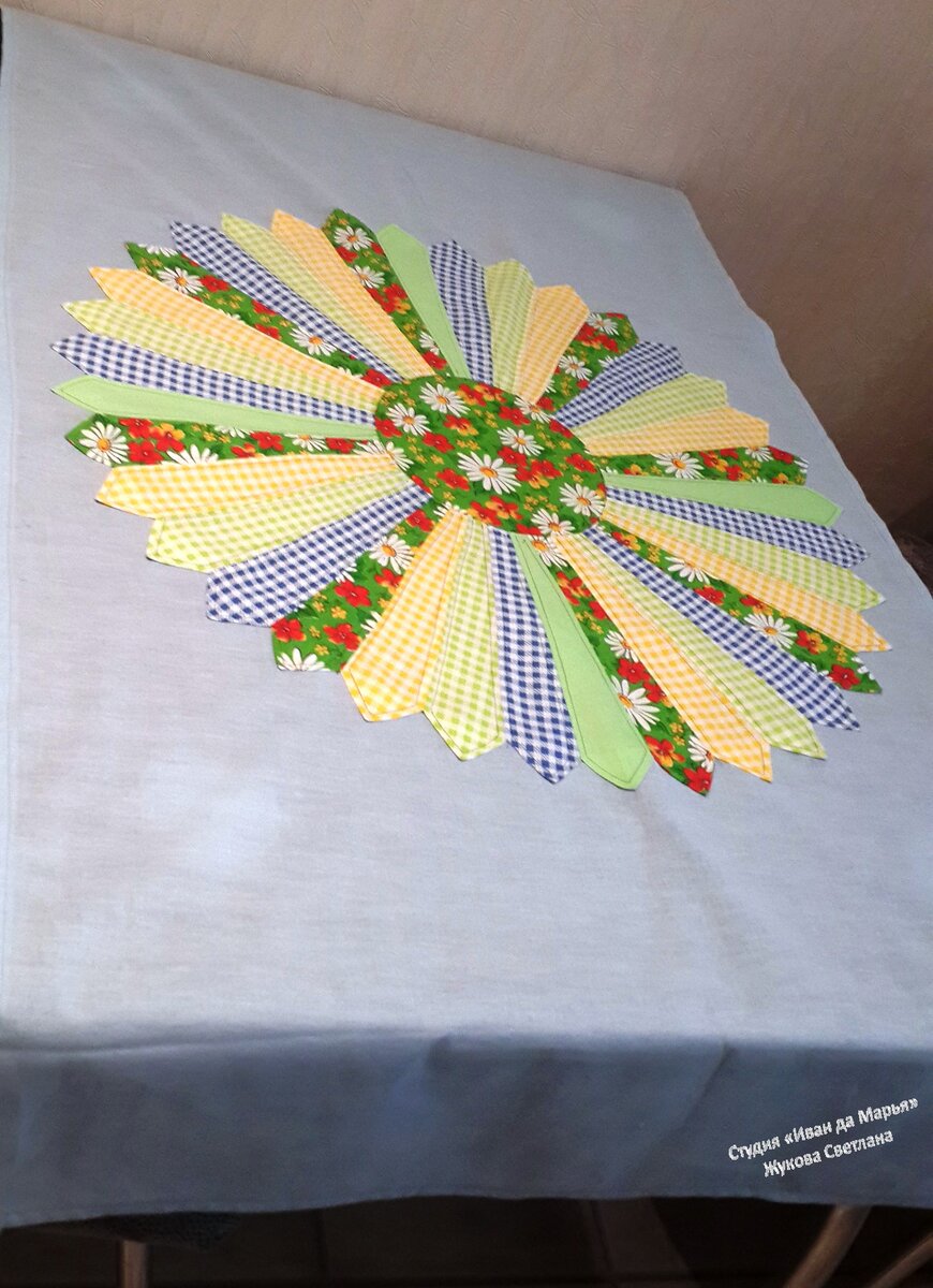 А у меня получилась вот такая скатерть с узором "дрезденская тарелка", которую я сделала в студии "Иван да Марья".