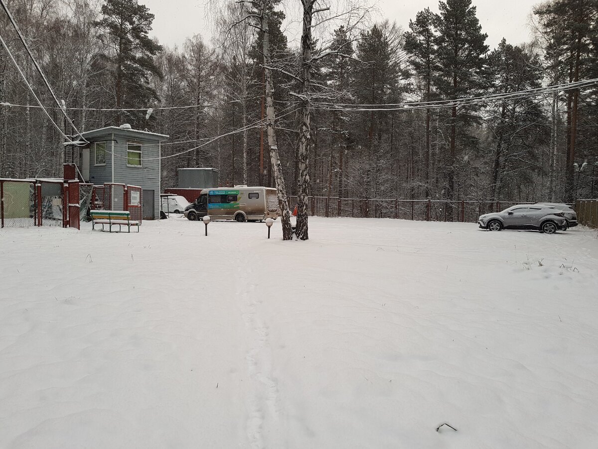 Просторная автостоянка