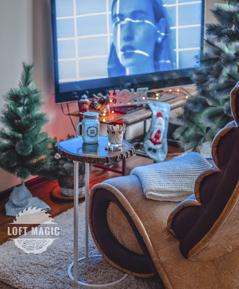Приставной столик ручной работы от мастерской Loft Magic - яркий акцент.