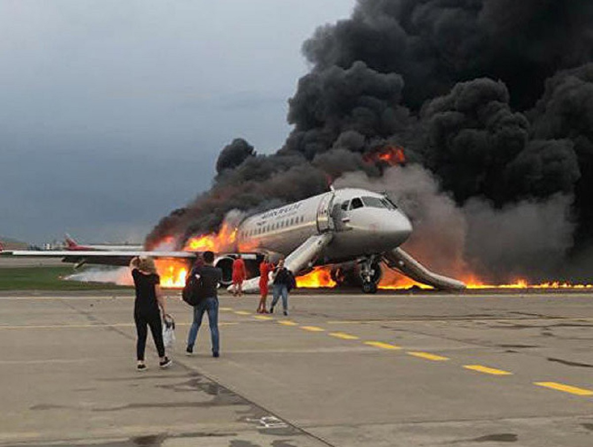 Воздушные крушения. Катастрофа SSJ 100 В Шереметьево. Авиакатастрофа Суперджет в Шереметьево. Катастрофа Суперджет 100 в Шереметьево. Пожар SSJ 100 В Шереметьево.