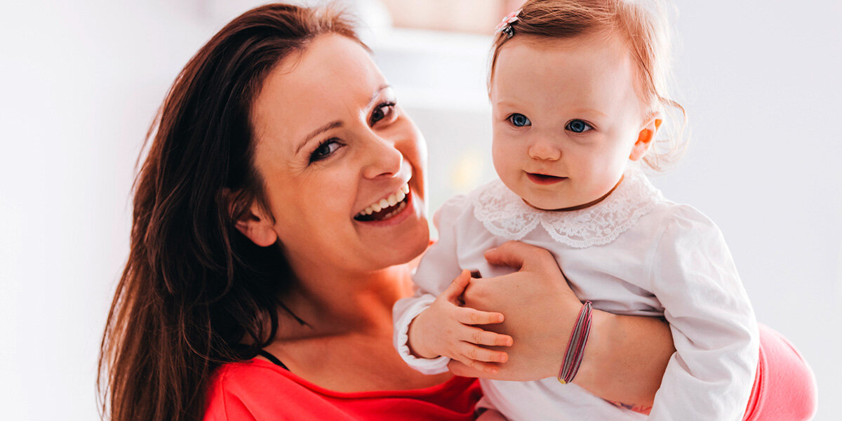 Звук дочки. Мама и дочка с длинными волосами. Молодая мама и ее дочка. Фотосессия мама с дочкой на прогулке. Маленькая дочка и мама смеются.