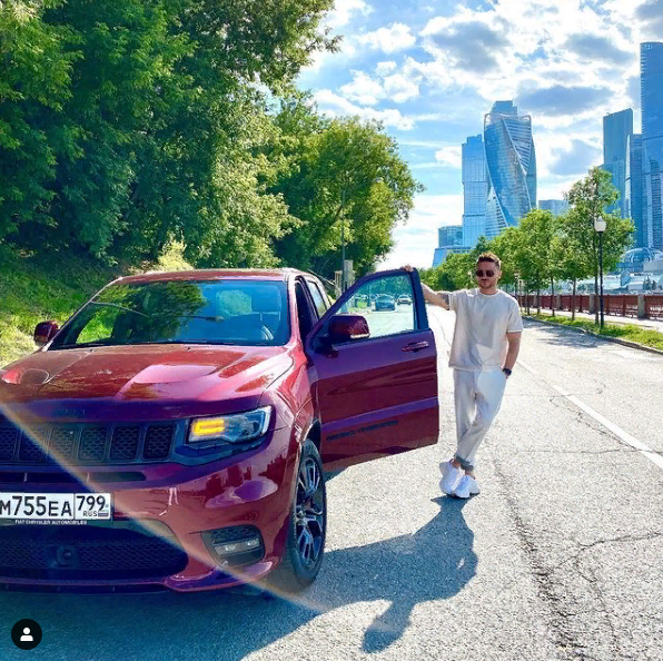 Сергей Лазарев и автомобиль Jeep Grand Cherokee SRT с официального аккаунта Instagram Сергея Лазарева