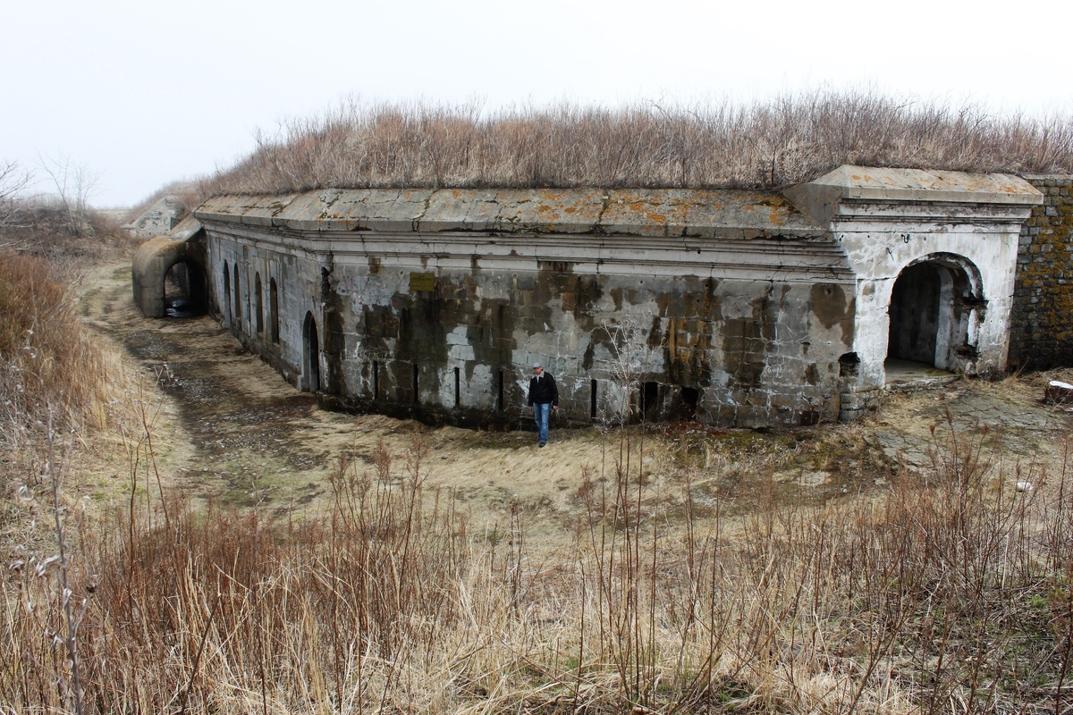 Казарма, убежище для пушек и погреб