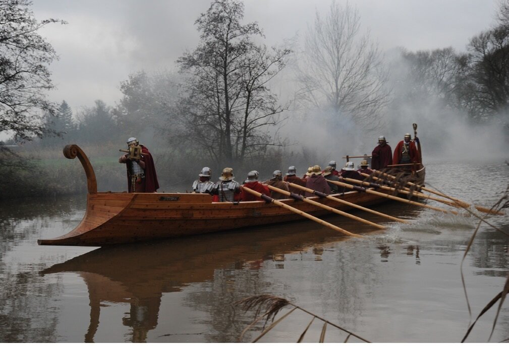 Флот рейнской флотилии состоял из унирем или либурн (ладей с одним рядом вёсел и одной мачтой), иногда с боевой башней и метательными машинами (онаграми и скорпионами), реже более крупных трирем, торговые суда были крупнее, часто использовались баржи.