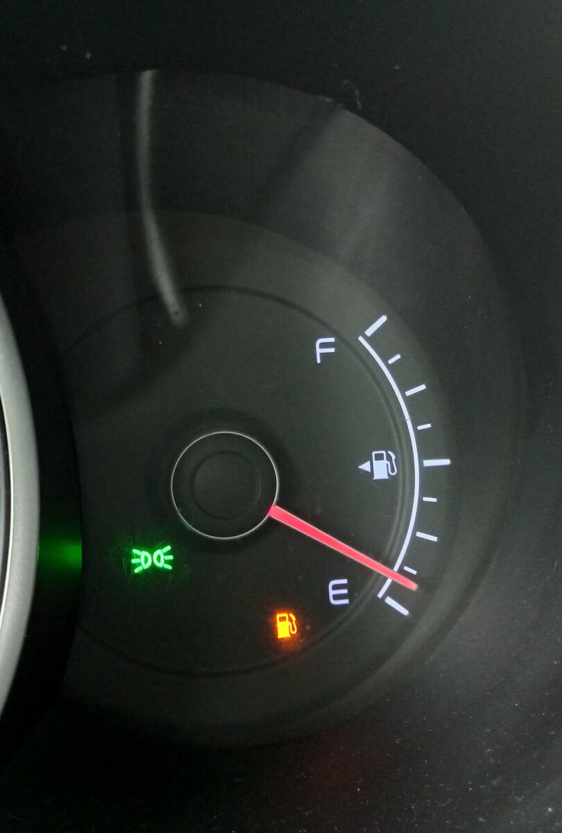 Лампочка критического остатка топлива